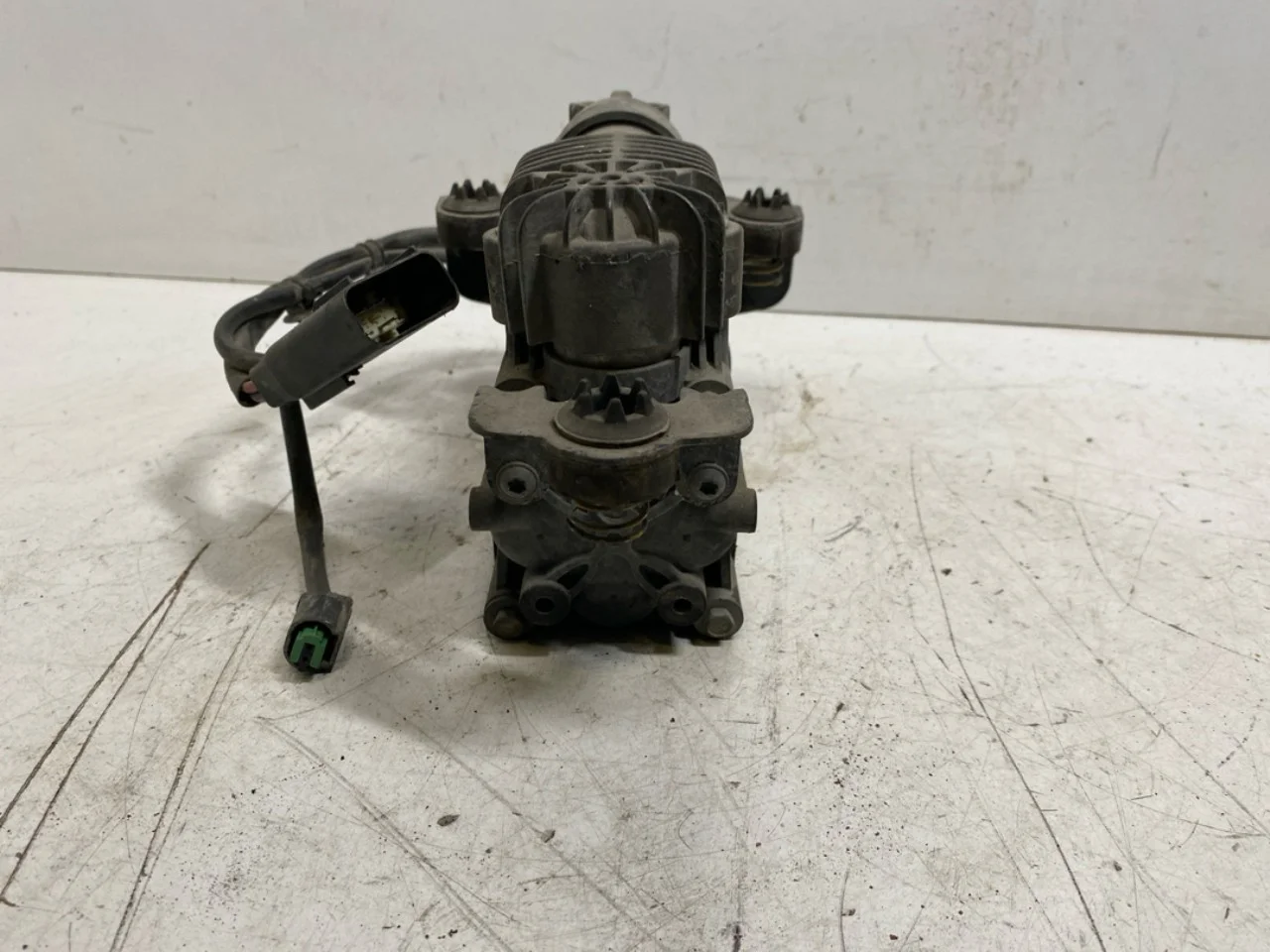 Tesla MODEL S 2013- Suspension compressor view 4