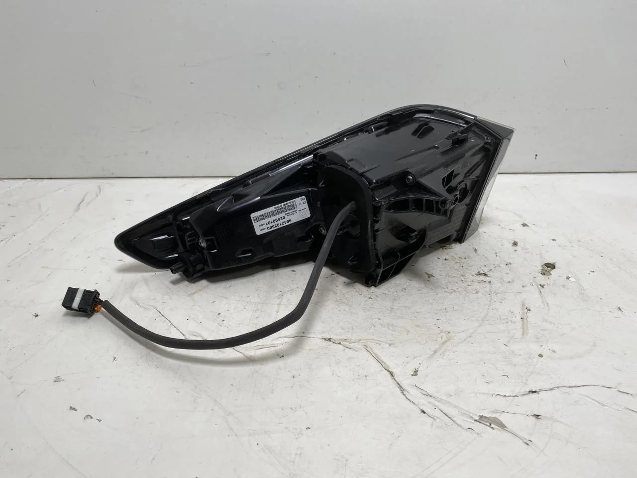 Peugeot 3008/E-3008 2024- Left tail light view 2
