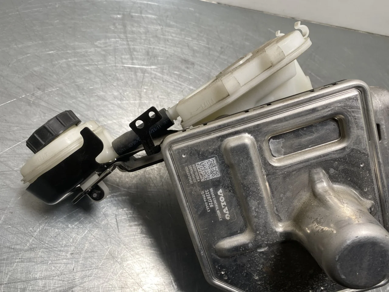 Polestar 2 2020- ABS hydraulic unit view 2