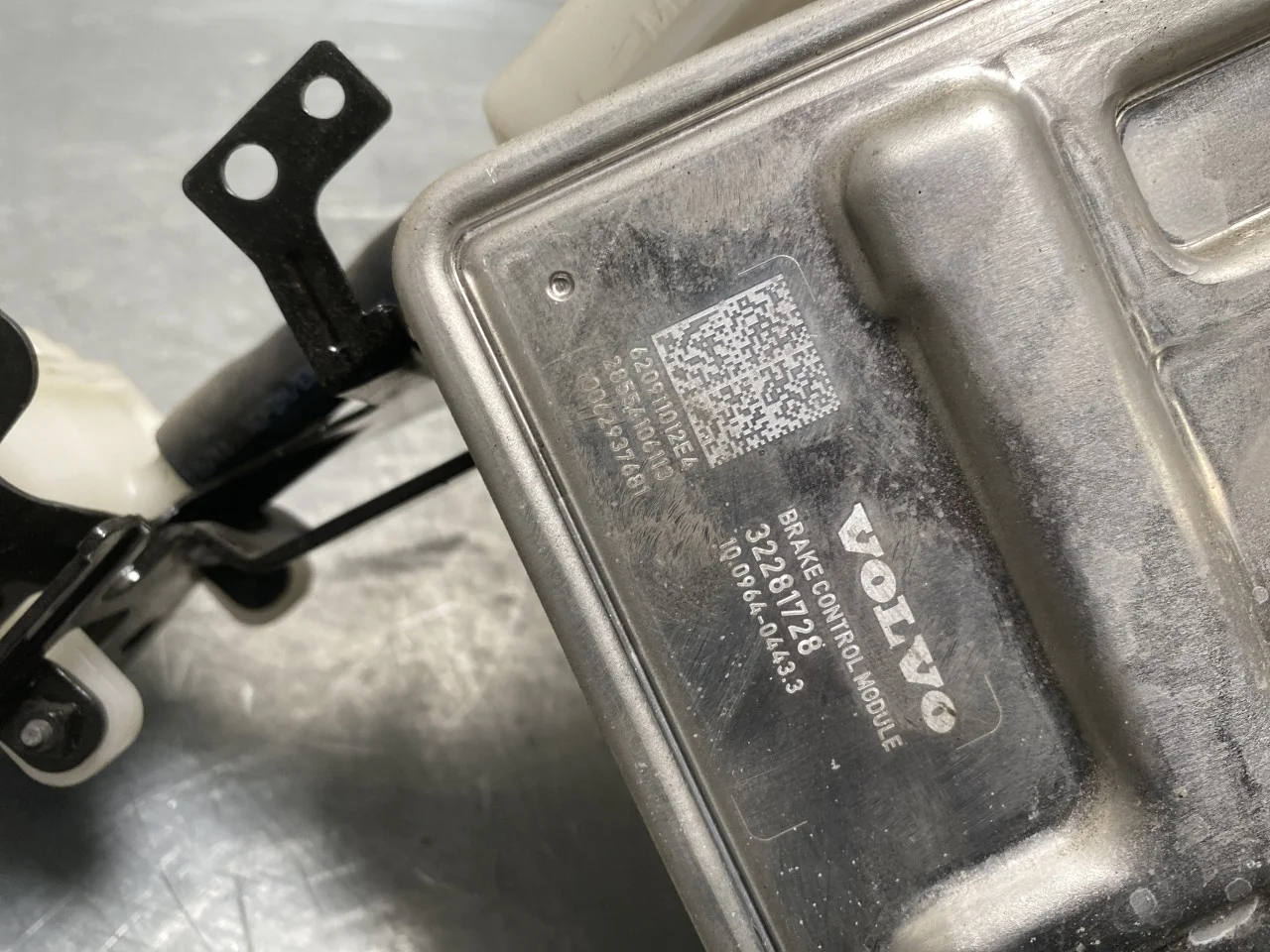 Polestar 2 2020- ABS hydraulic unit view 3