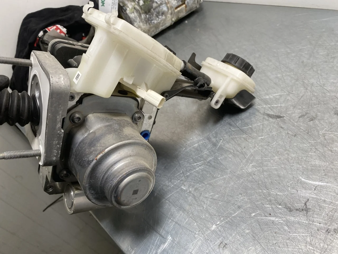 Polestar 2 2020- ABS hydraulic unit view 4