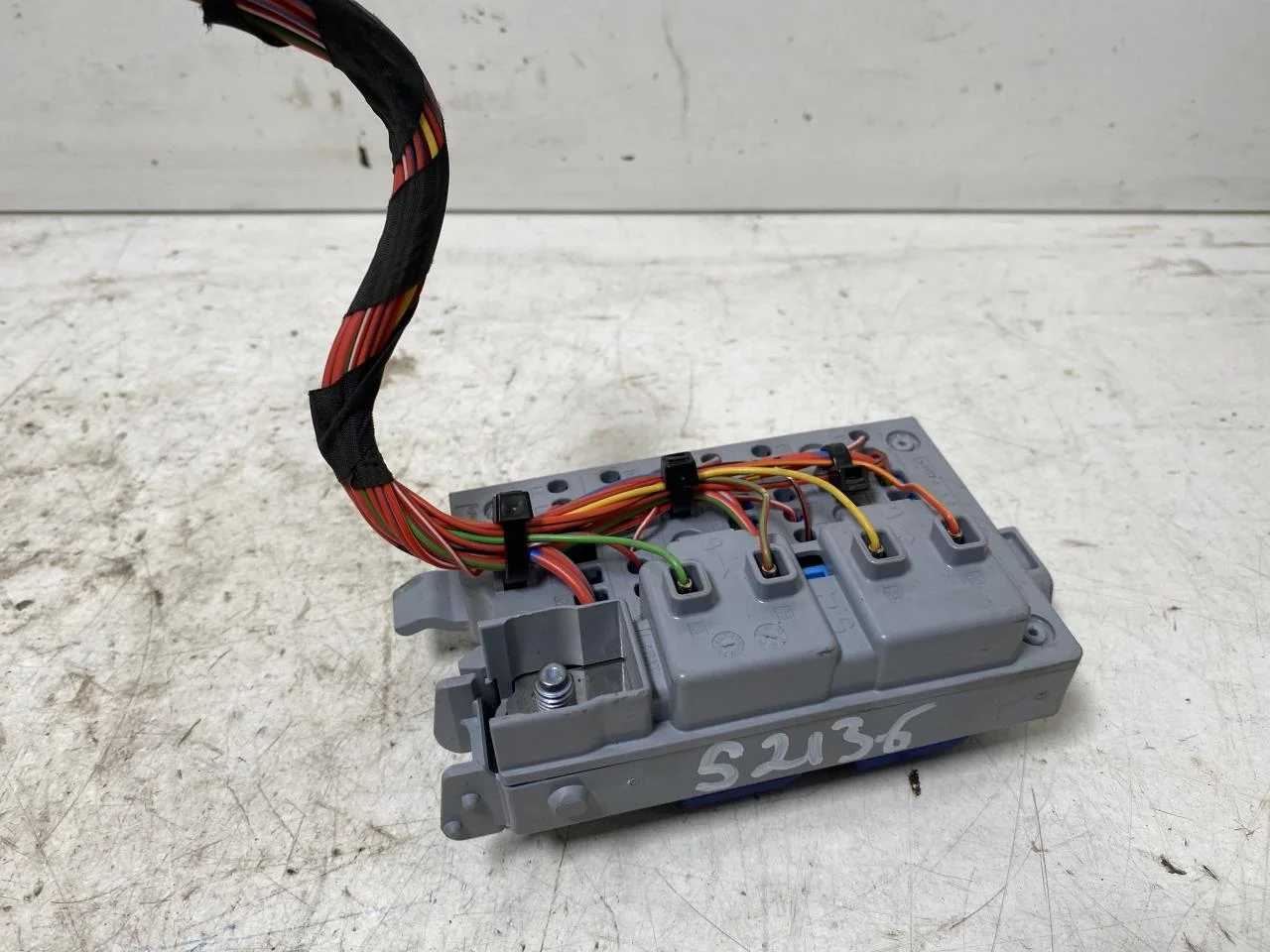 BMW IX 2022- Biztosítékdoboz / elektromos központ nézet 2