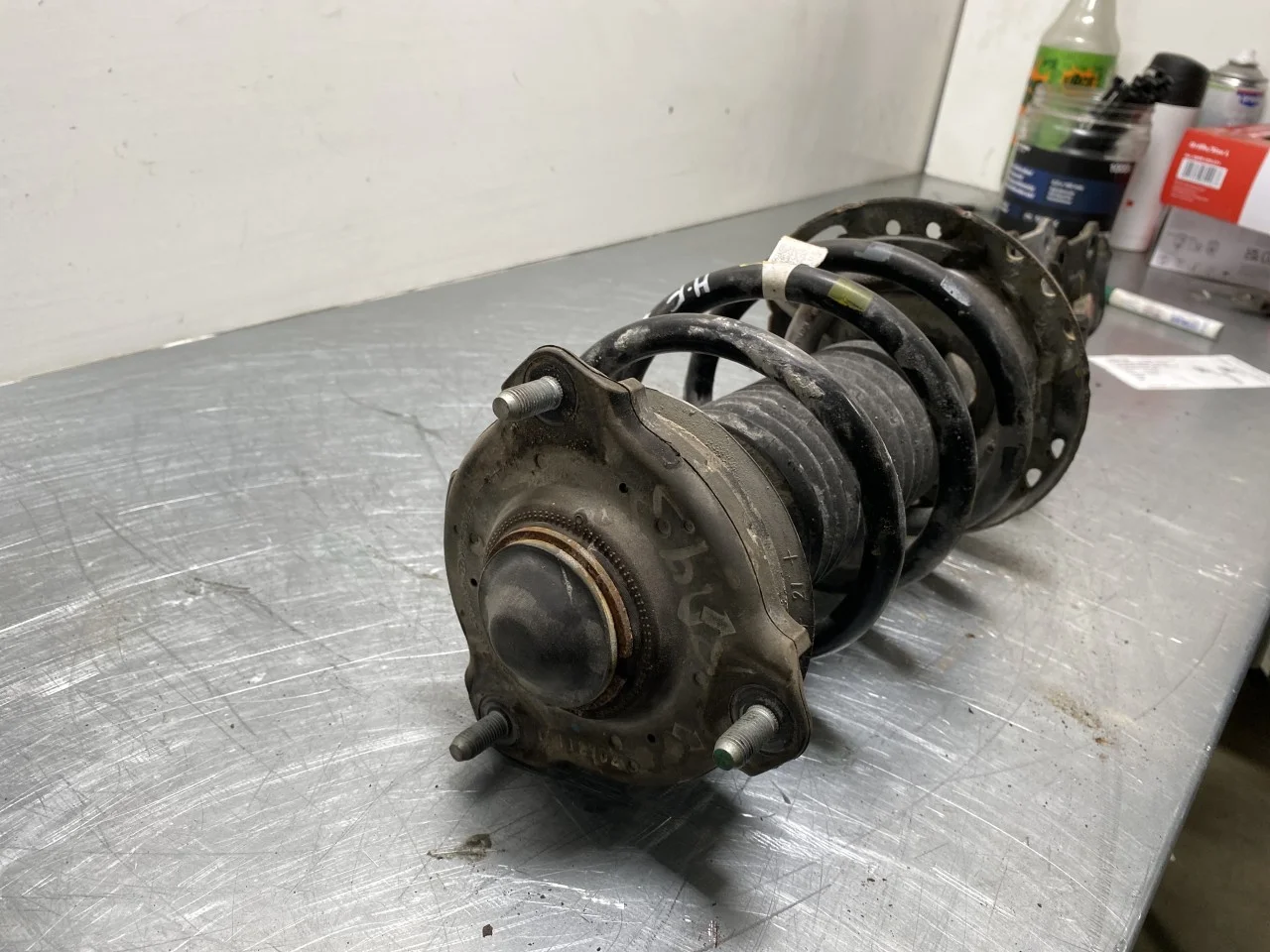 Hyundai KONA / ELECTRIC 2018-23 Strut assembly, front right view 3