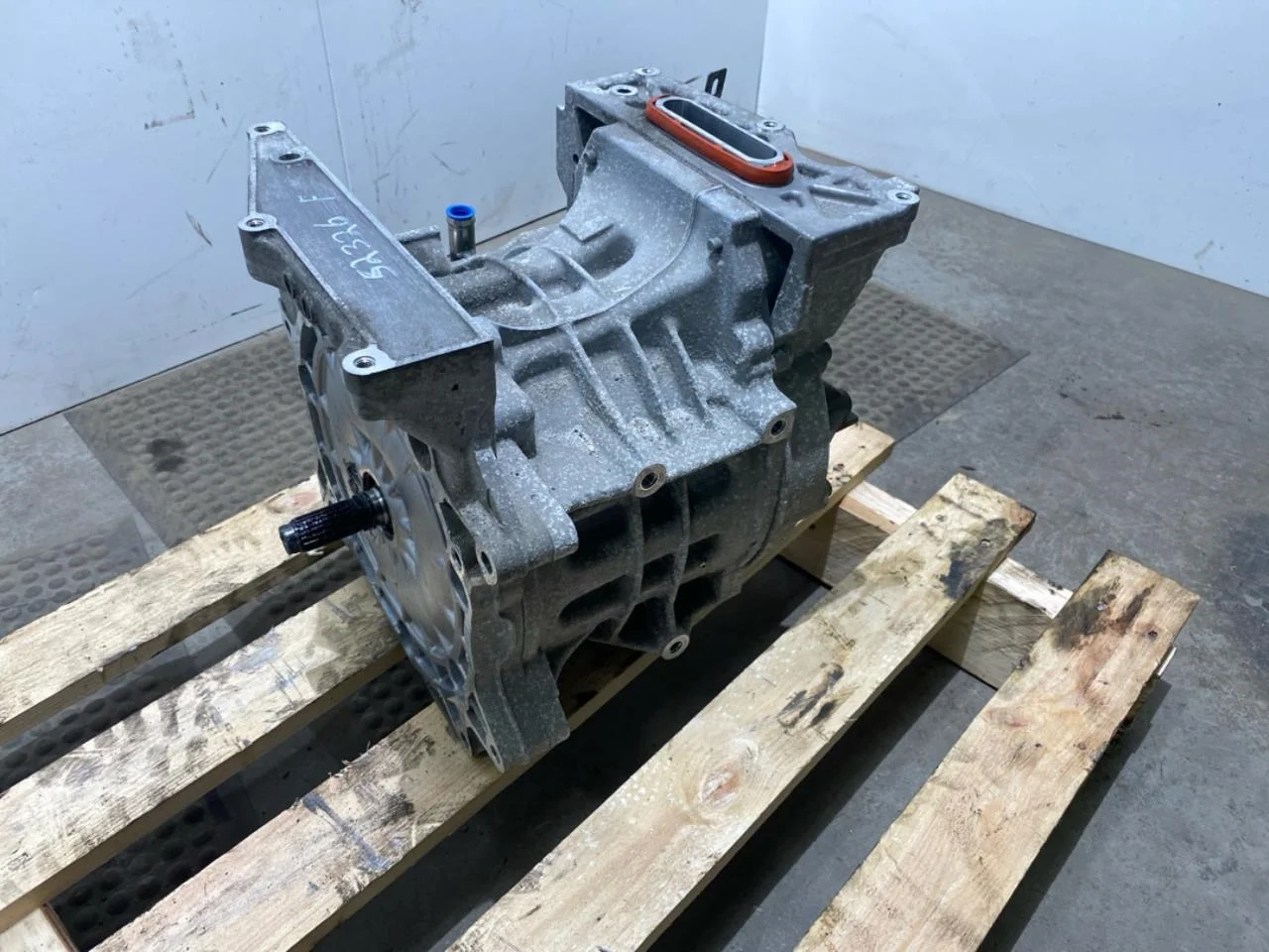 Nissan LEAF 2011-17 Elektromos motor, első nézet 2