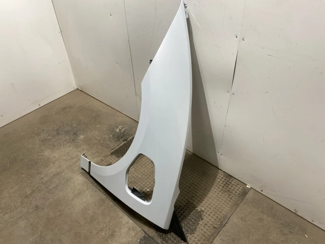 Jaguar I-PACE 2018- Front left fender view 3