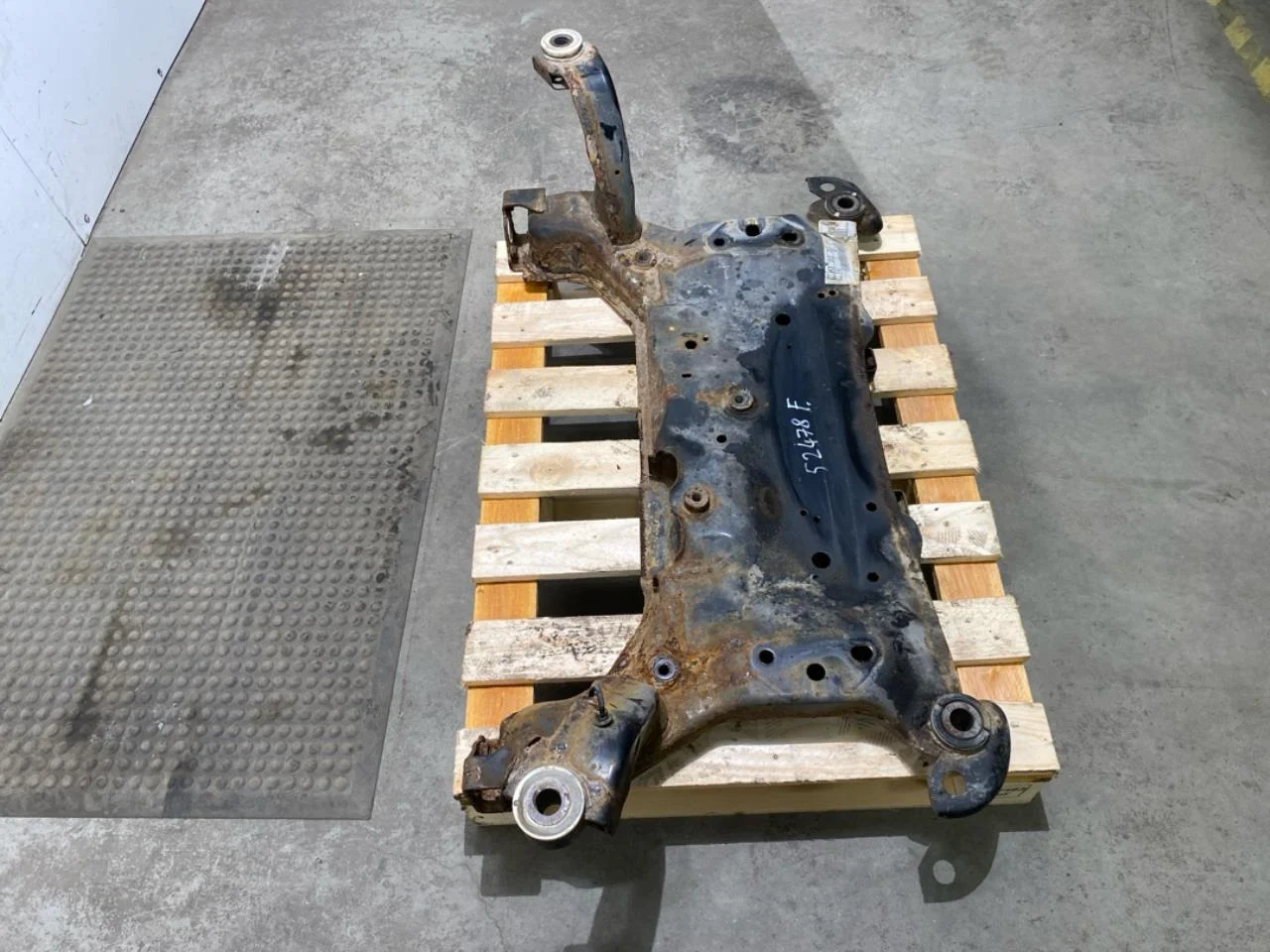 Ford FOCUS 2011-14 Front subframe view 4