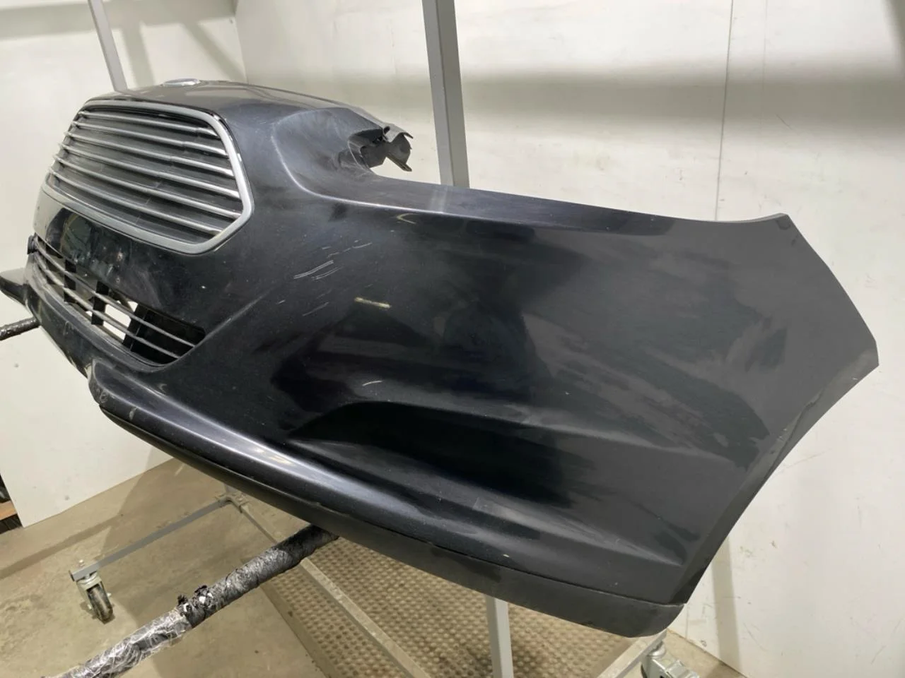 Ford FOCUS 2011-14 Front bumper view 2