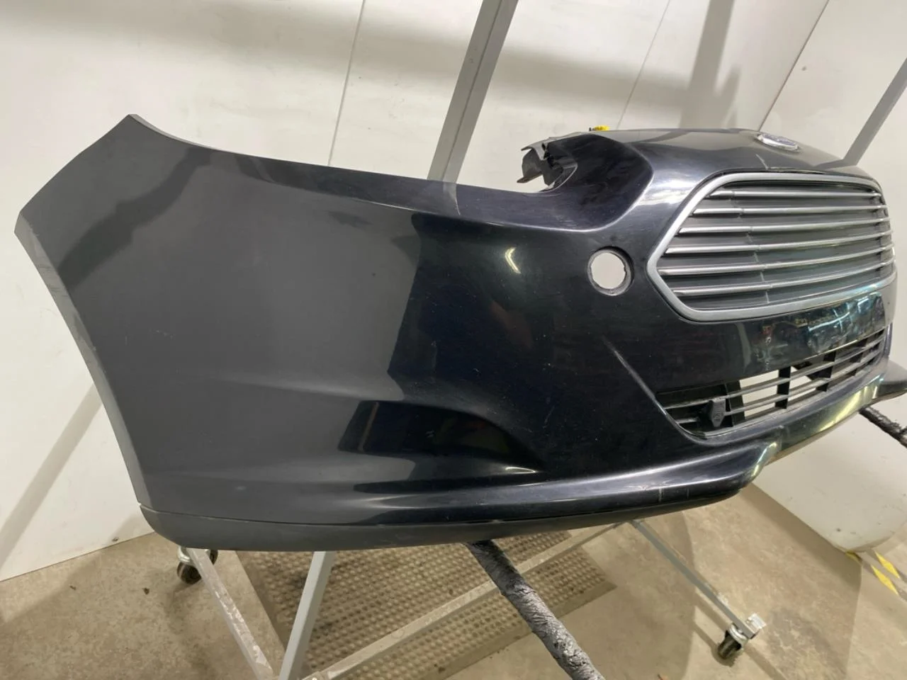 Ford FOCUS 2011-14 Front bumper view 3