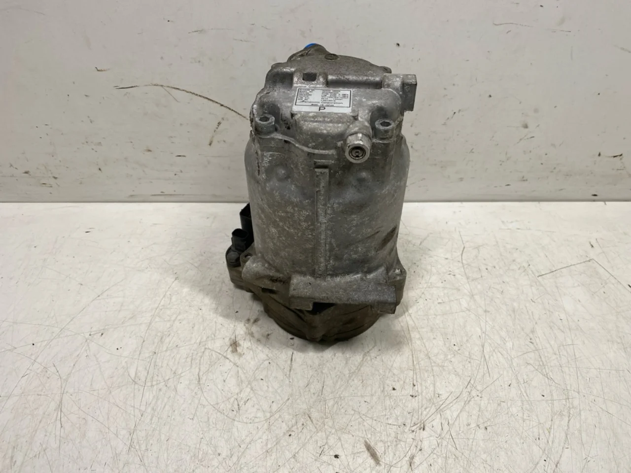 Nissan LEAF 2011-17 A/C compressor view 3