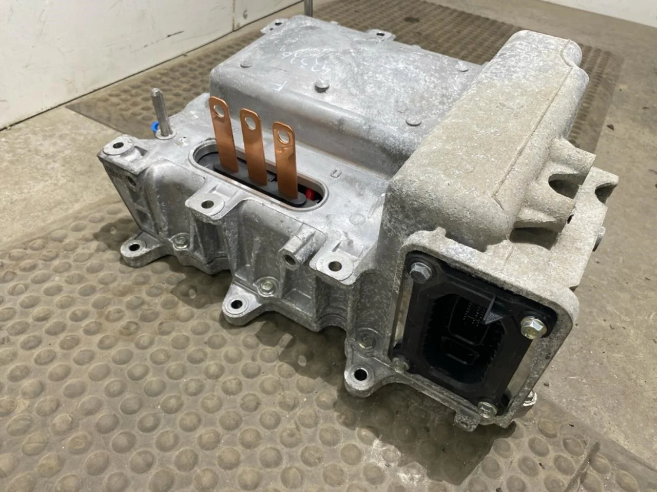 Nissan LEAF 2011-17 Invertor, 12-220V vedere 2