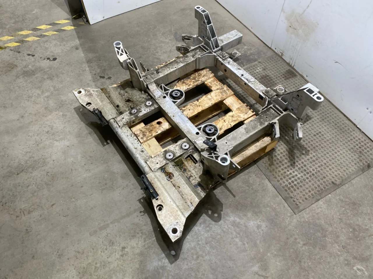 Jaguar I-PACE 2018- Front subframe view 3