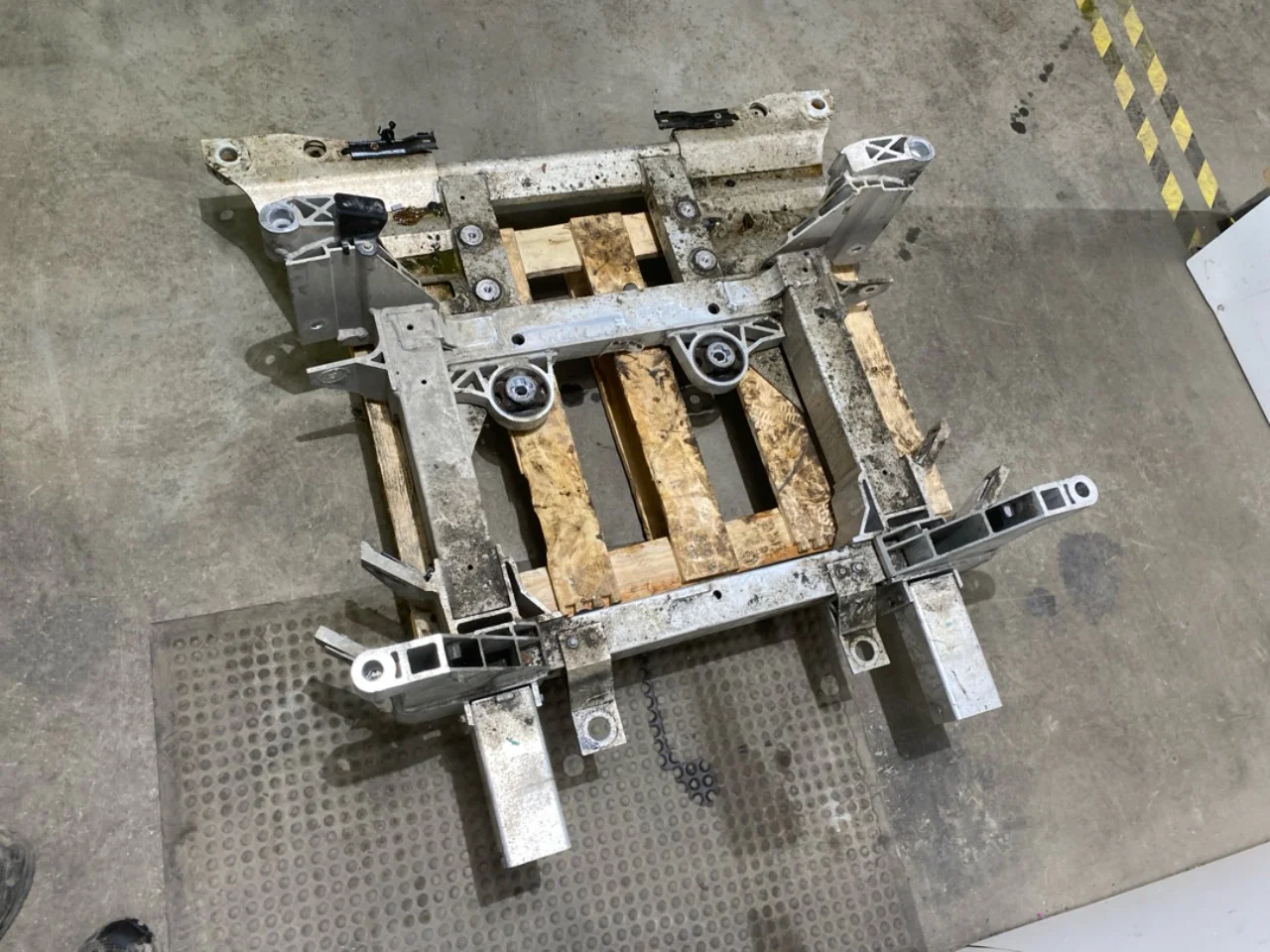 Jaguar I-PACE 2018- Front subframe view 4