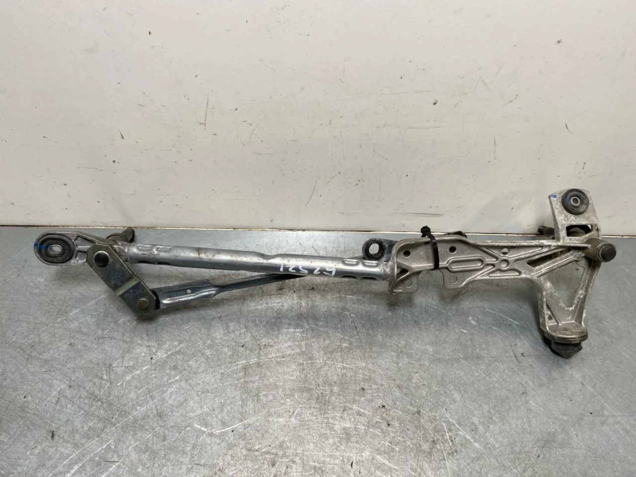 Jaguar I-PACE 2018- Windshield wiper linkage view 2