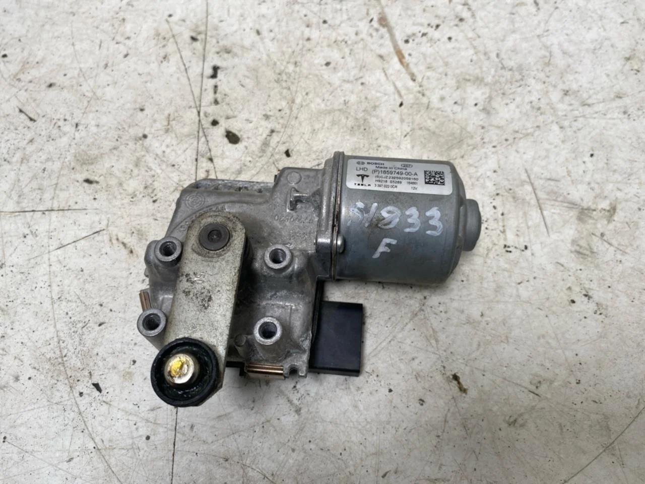 Tesla MODEL 3 2024- Windshield wiper motor view 2