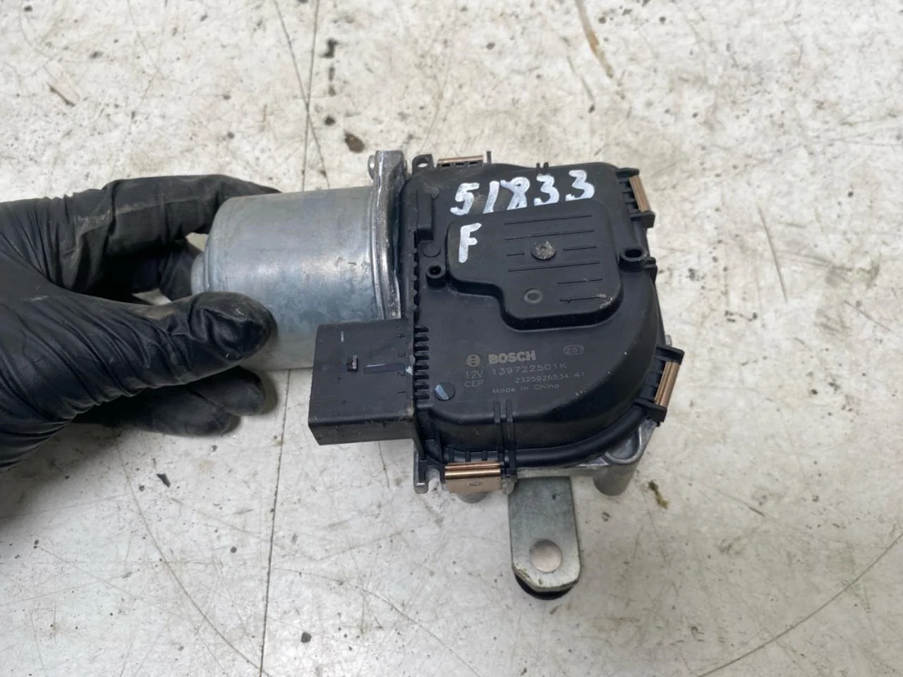 Tesla MODEL 3 2024- Windshield wiper motor view 3