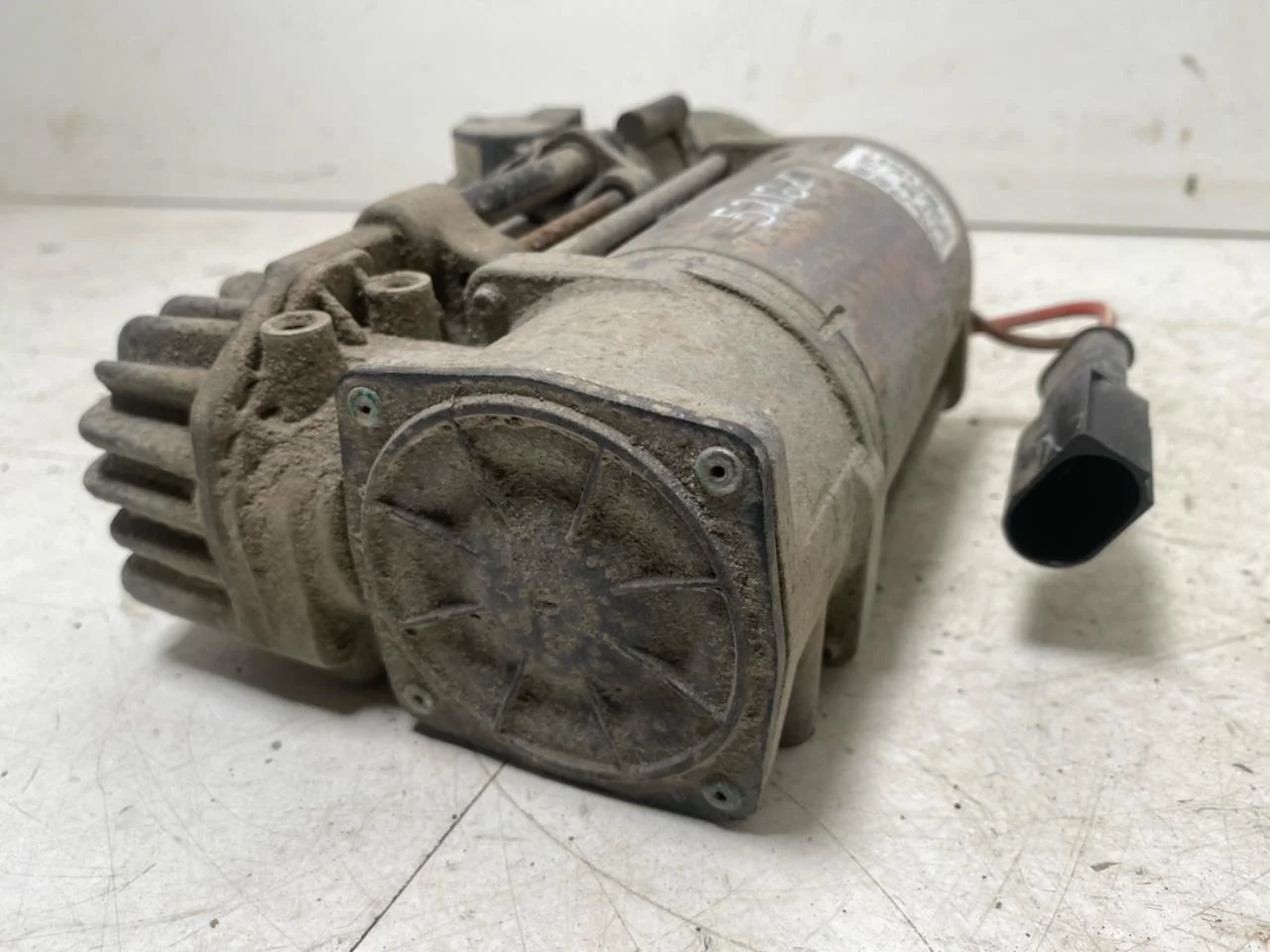 BMW IX 2022- Suspension compressor view 4