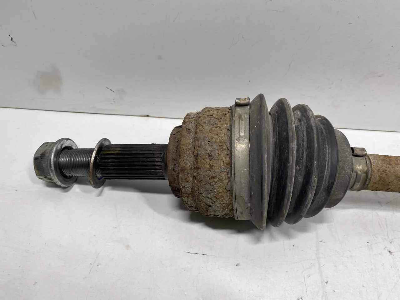 Nissan LEAF 2011-17 Front right driveshaft view 2