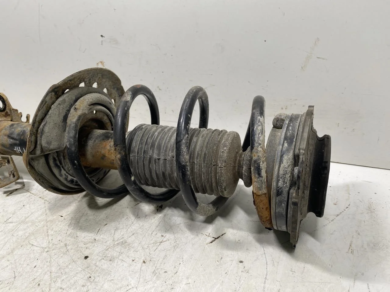 Nissan LEAF 2011-17 Strut assembly, front right view 2