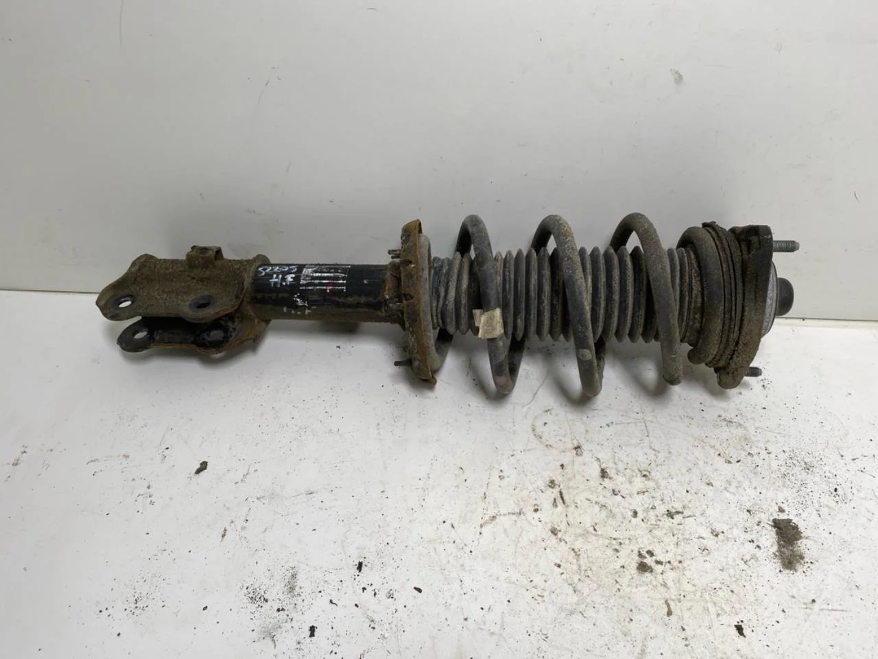 Kia EV6 2022- Strut assembly, front right view 2
