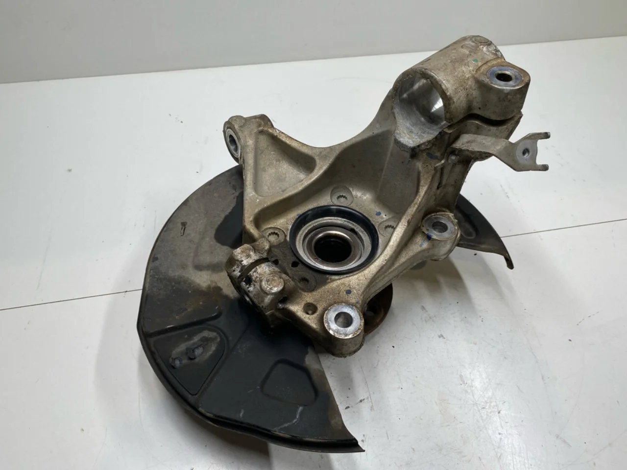 Polestar 2 2020- Stub axle carrier, left front view 2