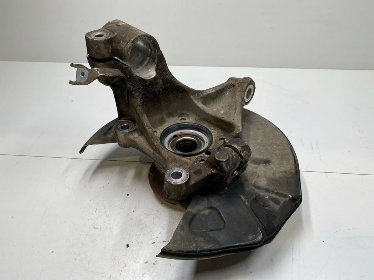 Polestar 2 2020- Front right steering knuckle view 2