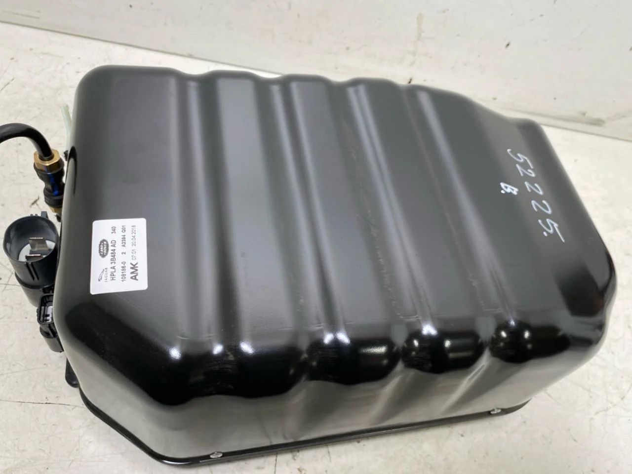 Jaguar I-PACE 2018- Suspension compressor view 2