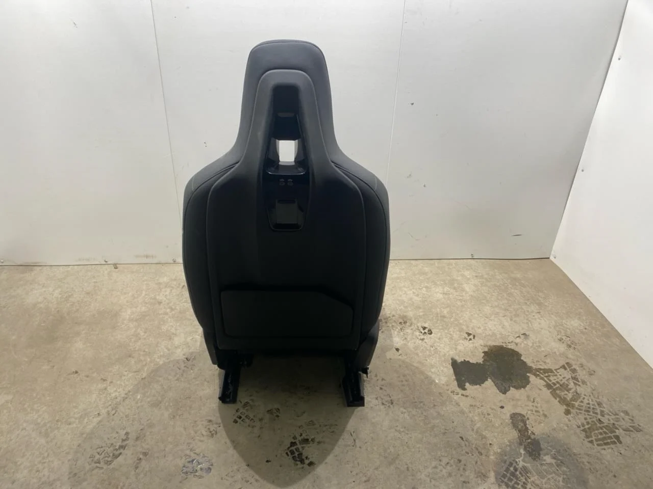 BMW IX 2022- Front seat, right view 2