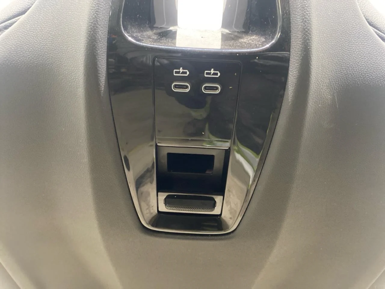 BMW IX 2022- Front seat, right view 3