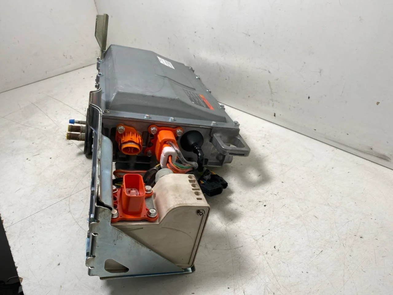 Nissan LEAF 2011-17 Battery charger view 3