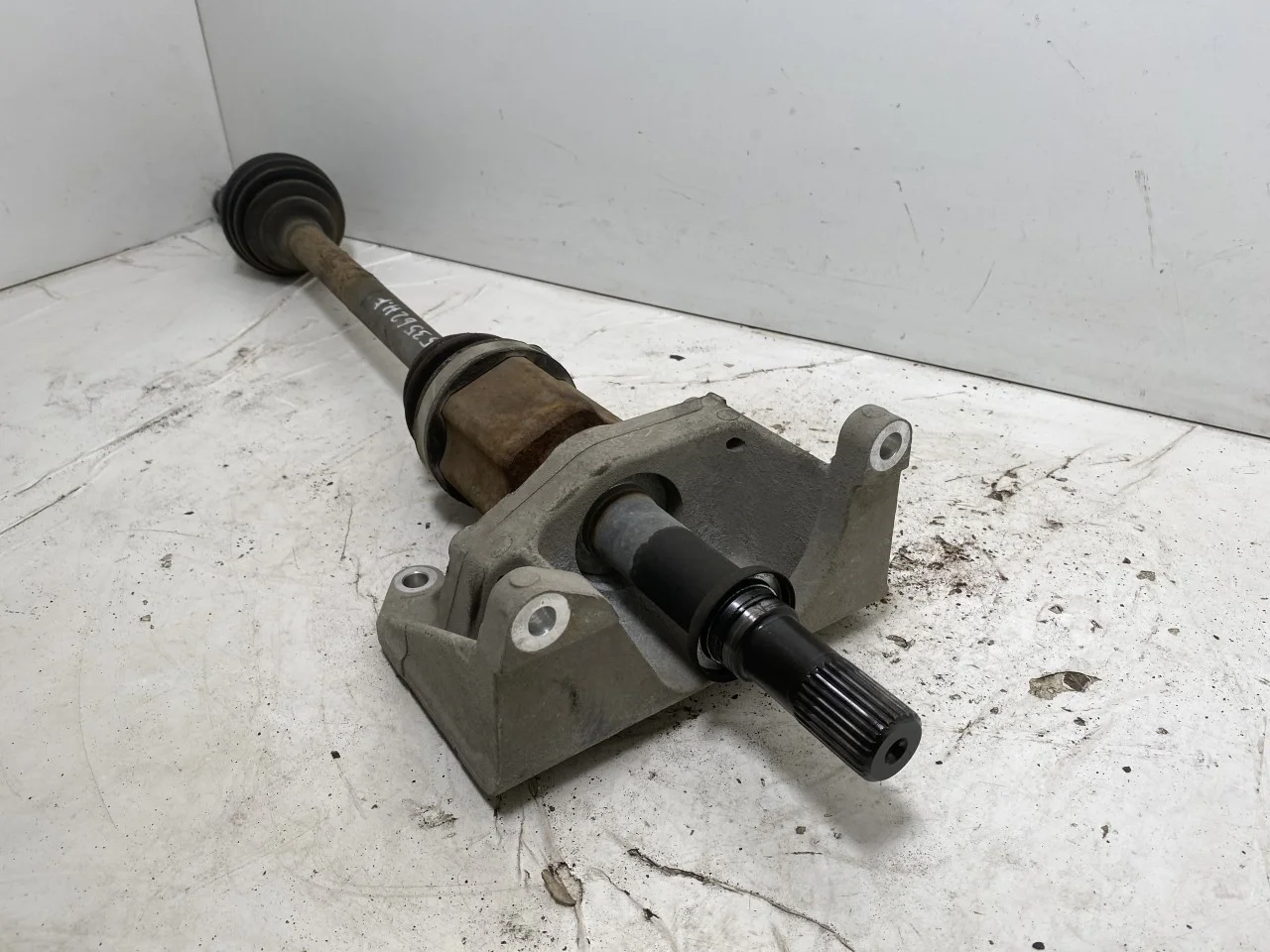 Nissan LEAF 2011-17 Front right driveshaft view 2