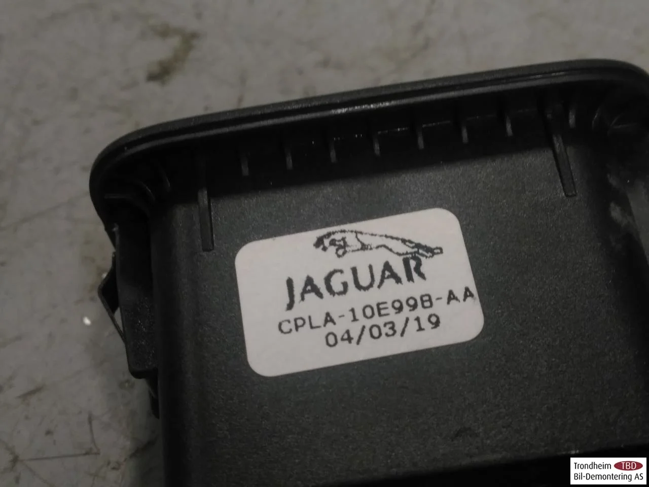 Jaguar I-PACE 2018- Csomagtérajtó kapcsoló nézet 2