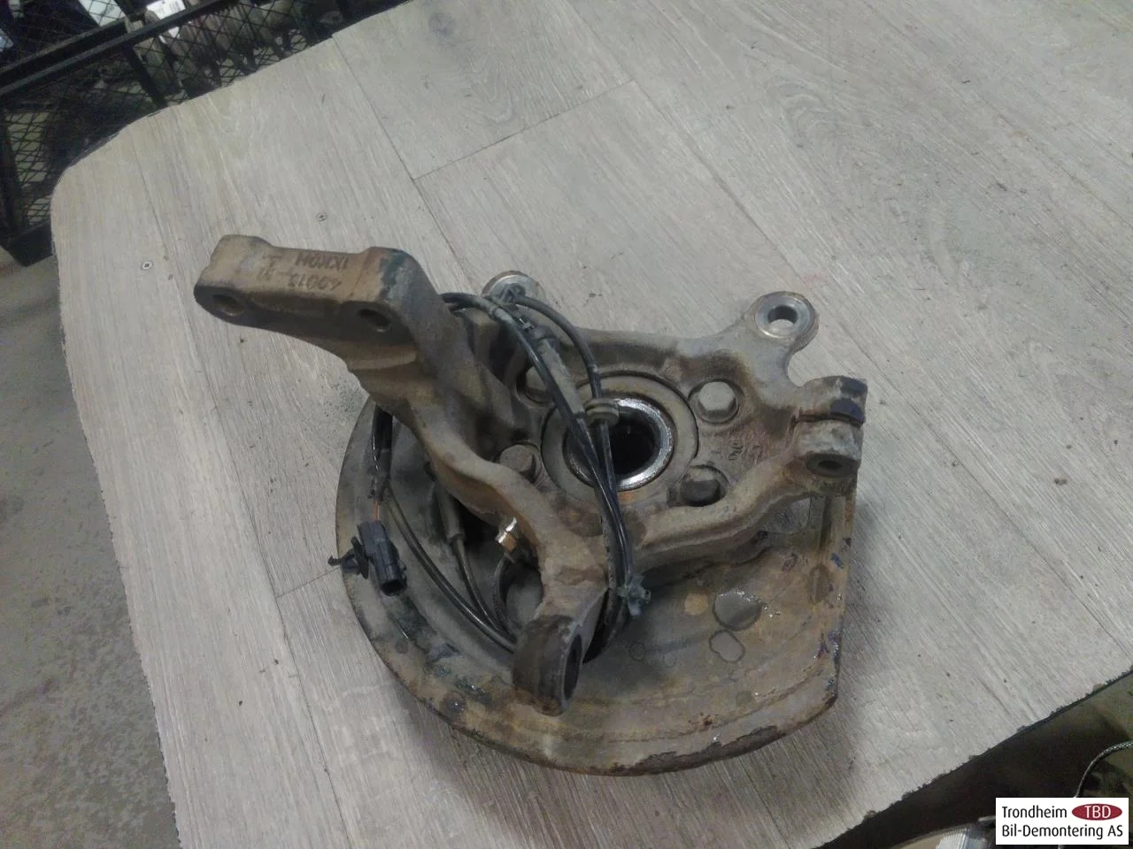 Nissan LEAF 2011-17 Stub axle carrier, left front view 2