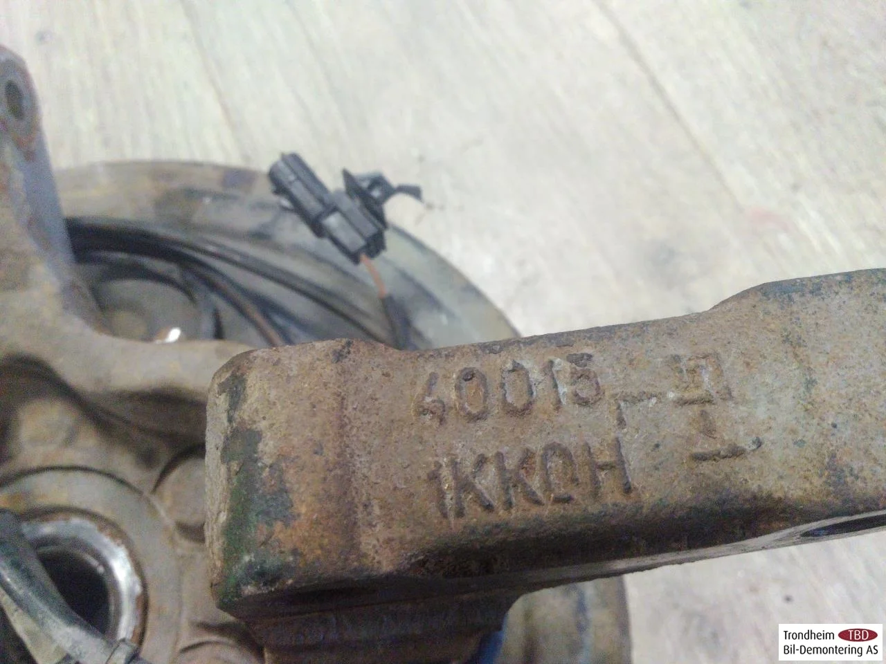 Nissan LEAF 2011-17 Stub axle carrier, left front view 3