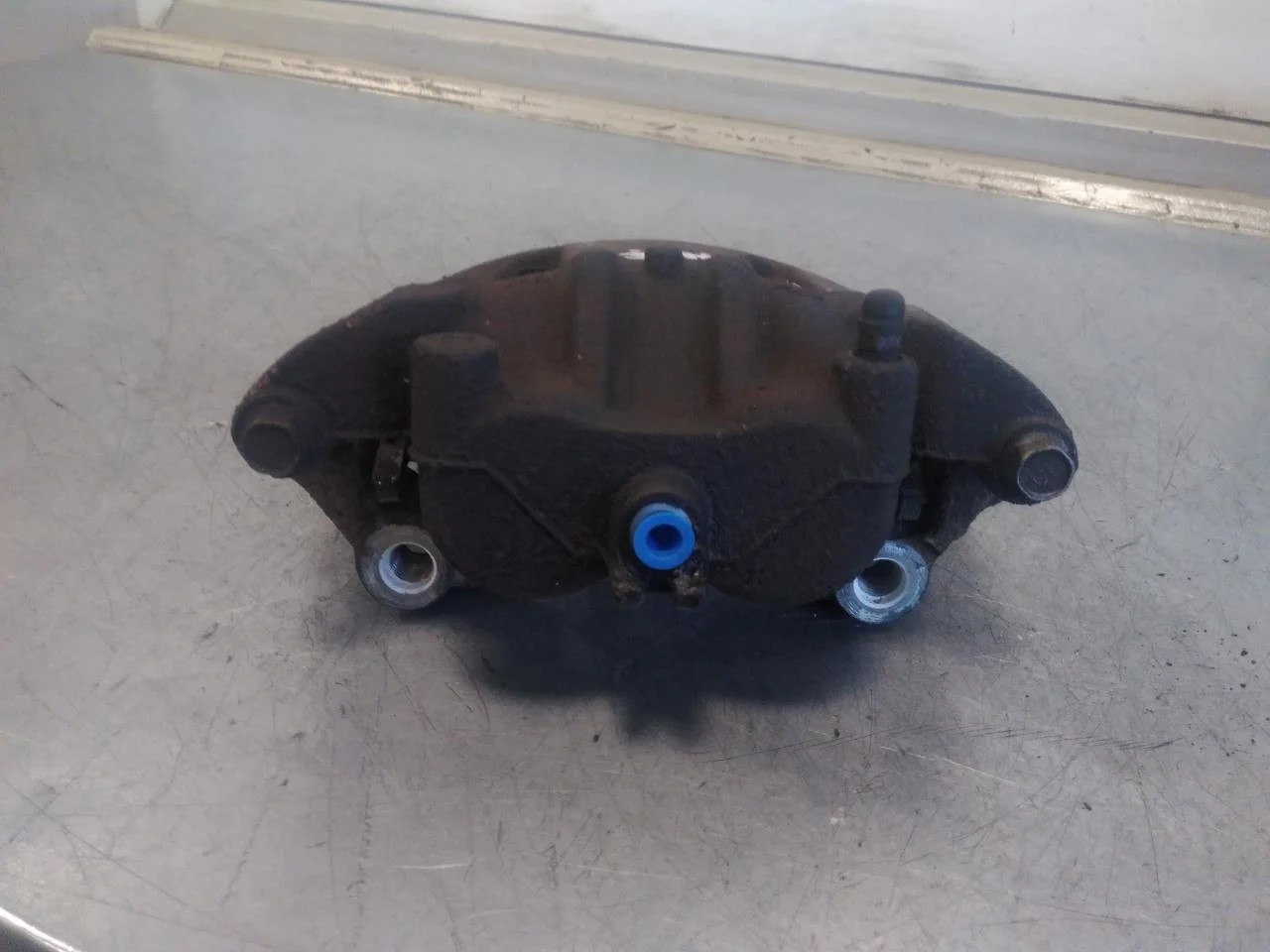 Nissan LEAF 2017-24 Front right brake caliper view 2