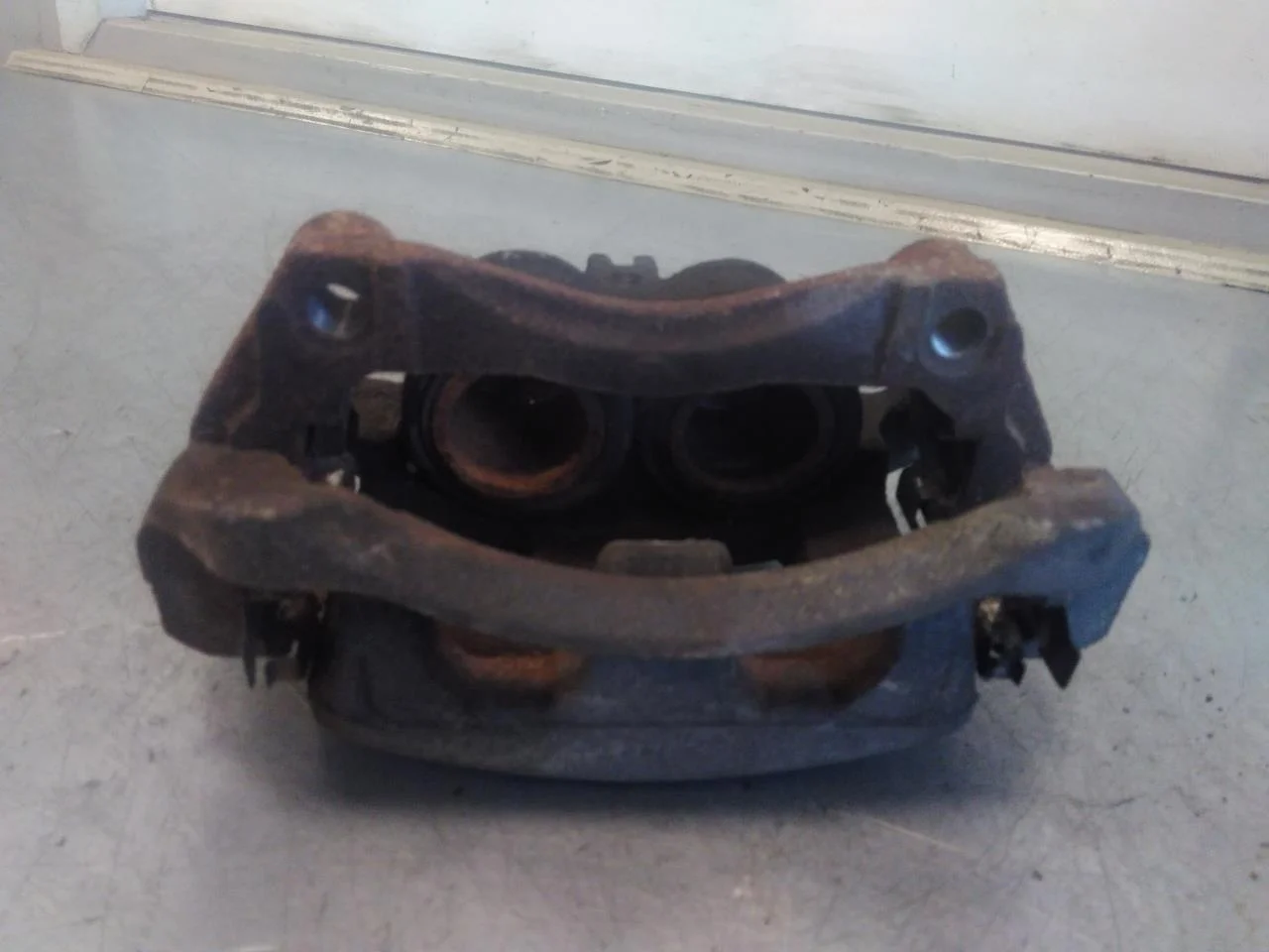 Nissan LEAF 2017-24 Front right brake caliper view 3