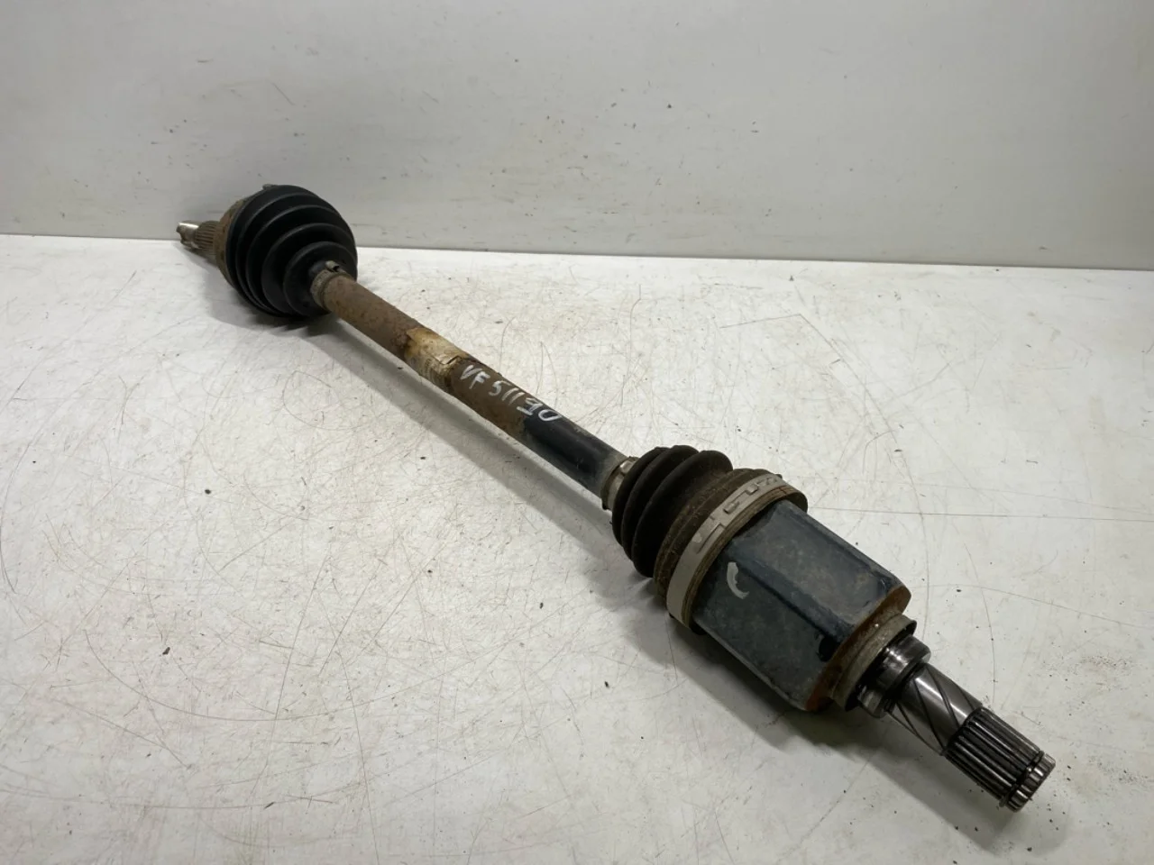 Nissan LEAF 2017-24 Front left driveshaft view 3