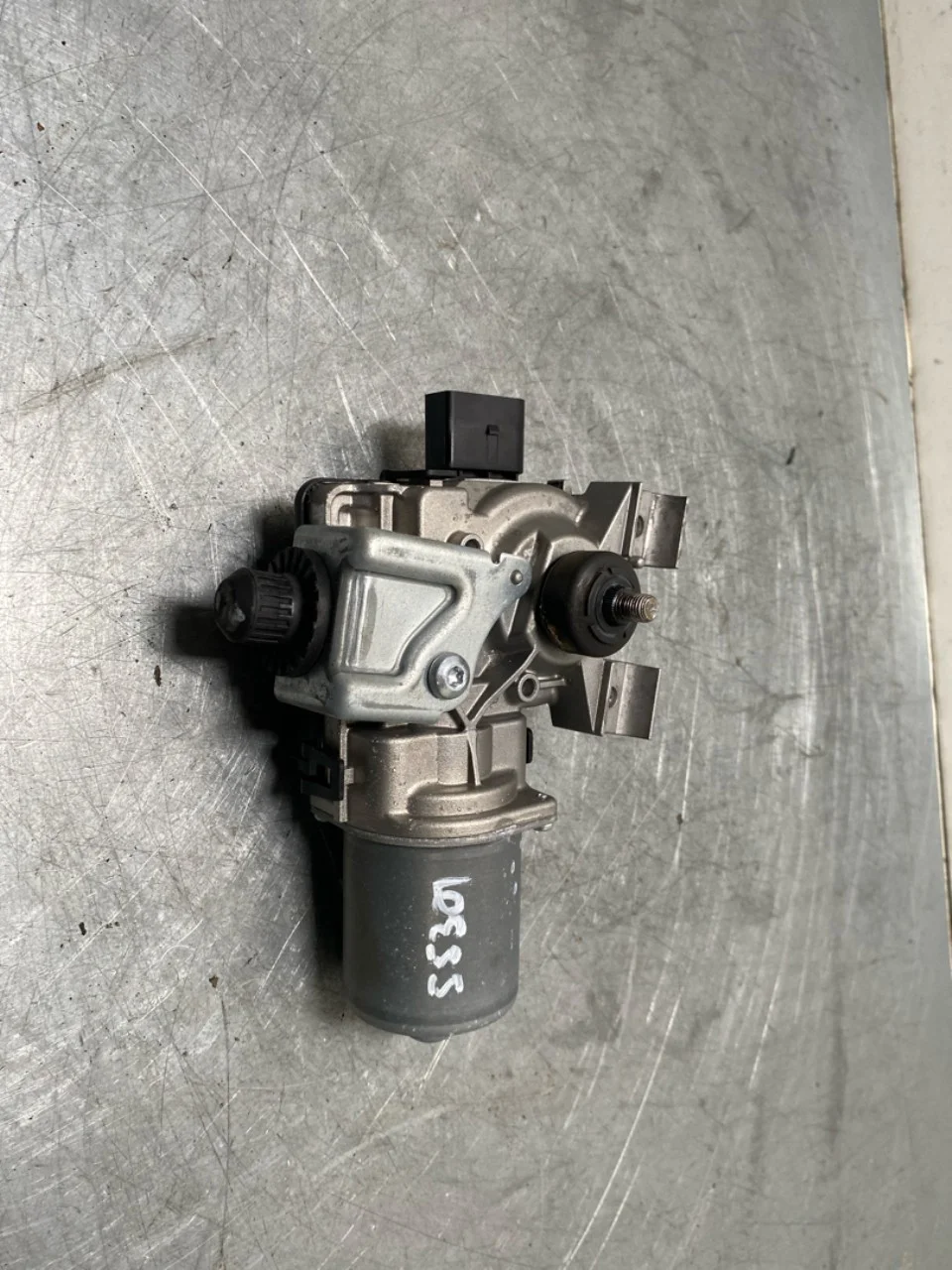 Ablaktörlő motor, szélvédő nézet 2