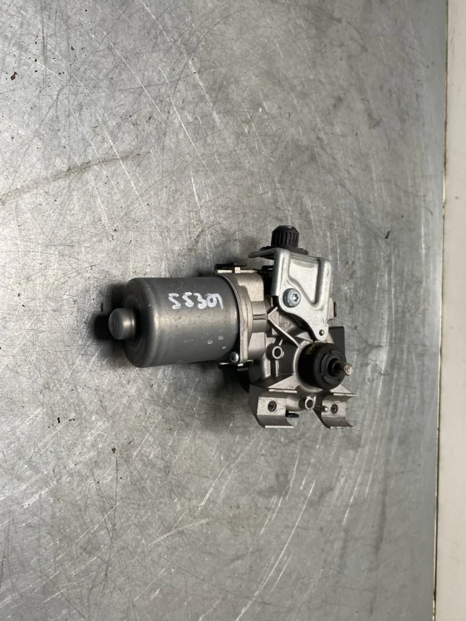 Ablaktörlő motor, szélvédő nézet 3