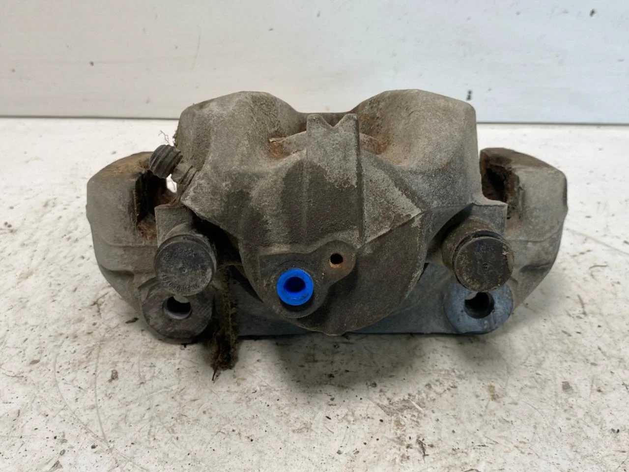 Opel / Vauxhall VIVARO 2020- Front left brake caliper view 2