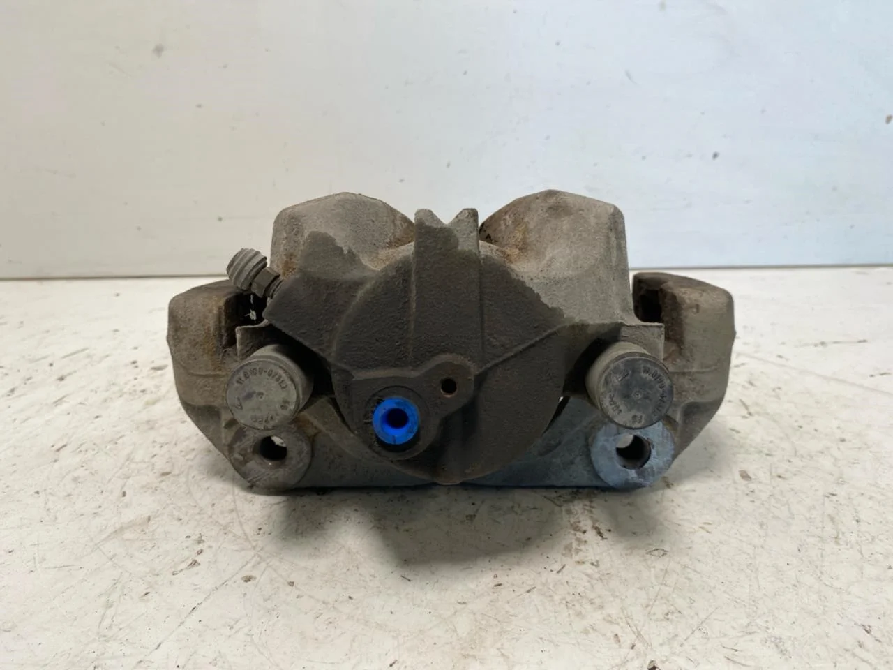 Opel / Vauxhall VIVARO 2020- Front left brake caliper view 2