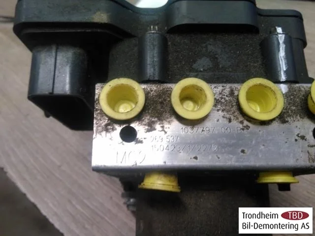 Tesla MODEL S 2013- ABS hydraulic unit view 2
