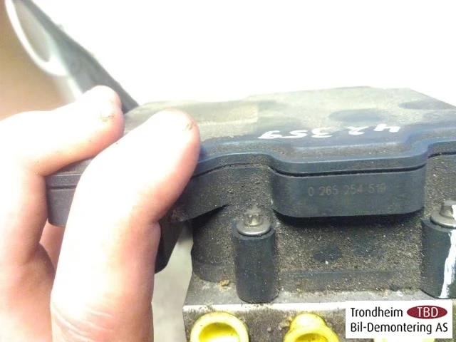 Tesla MODEL S 2013- ABS hydraulic unit view 3