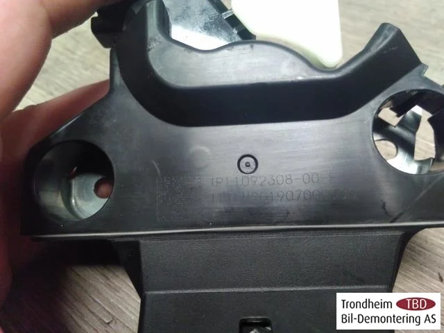 Tesla MODEL 3 2017--> Tailgate lock view 3