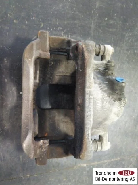 Mercedes B 180-200 W246/W242 2012-19 Féknyereg, első, bal nézet 3