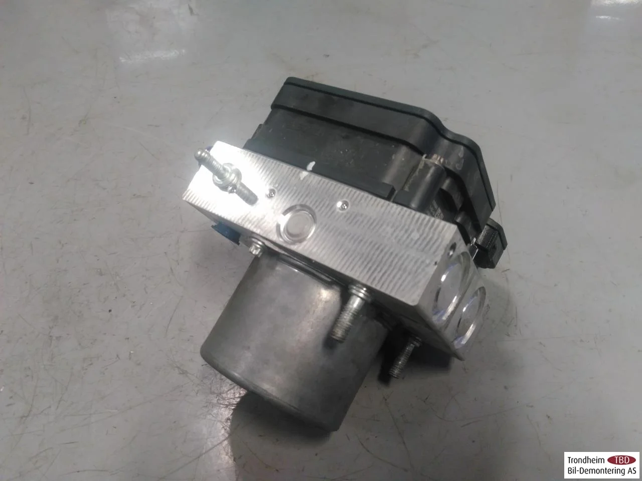 Hongqi E-HS9 2022- ABS hydraulic unit view 2