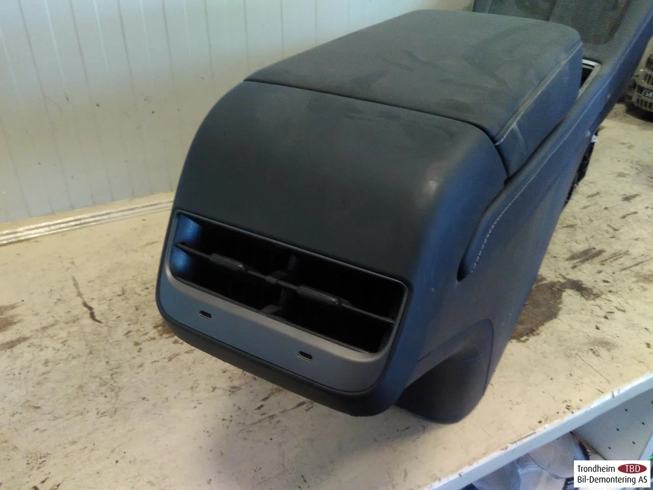 Tesla MODEL Y 2021- Kartámasz nézet 4