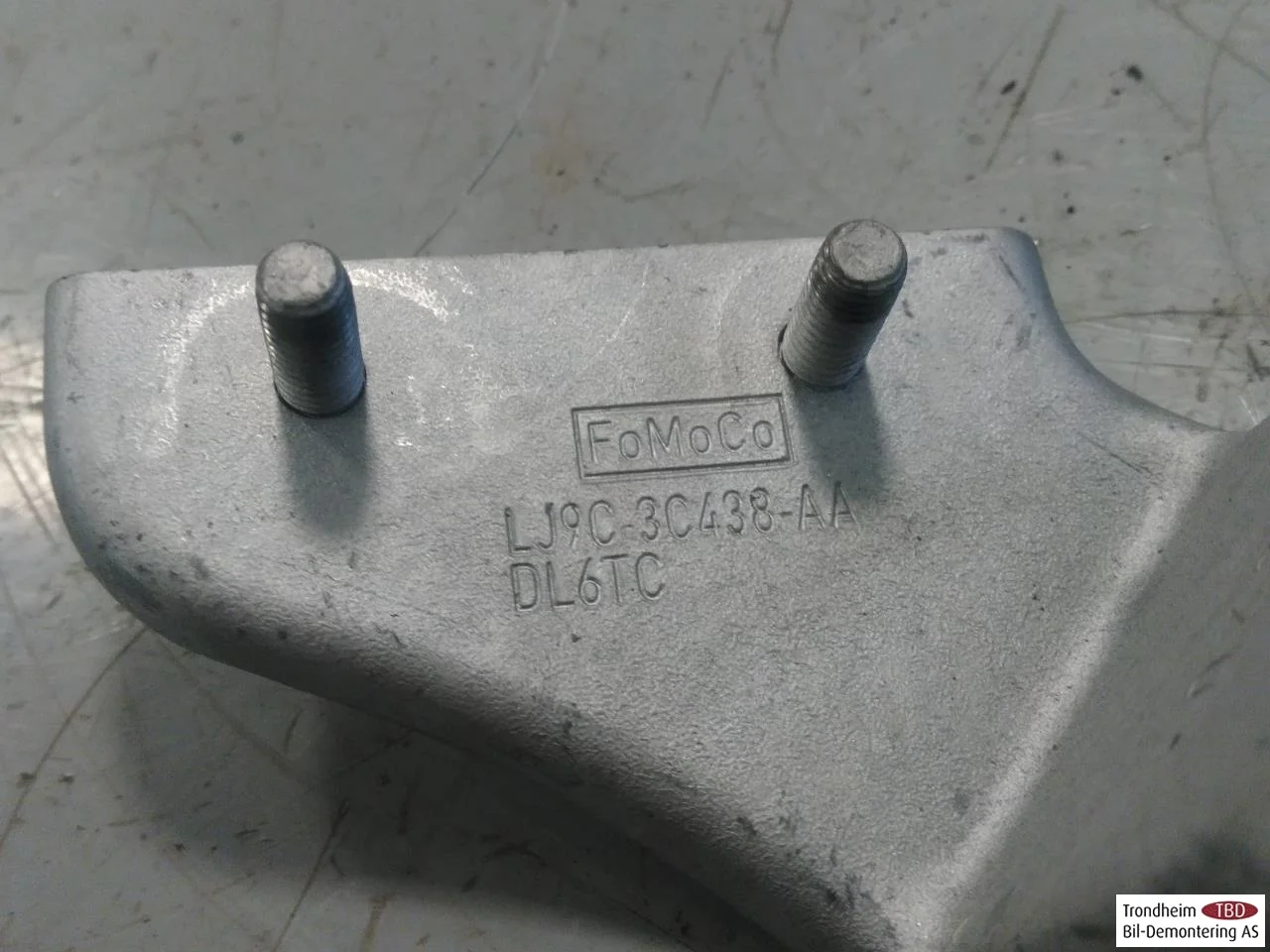 Ford MUSTANG MACH-E 2021- Level control / air suspension sensor view 3