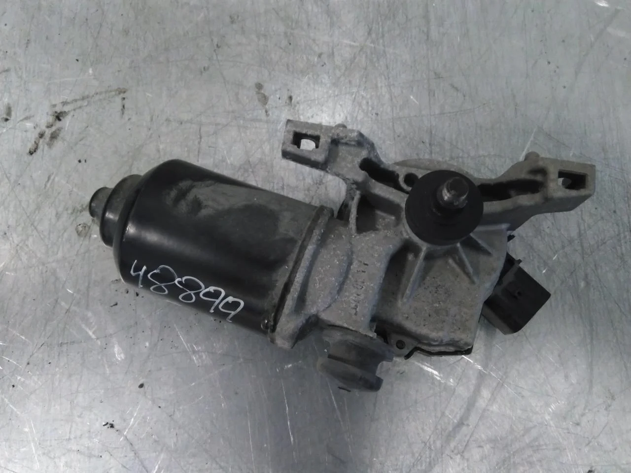 Kia SOUL 2009- Windshield wiper motor view 2
