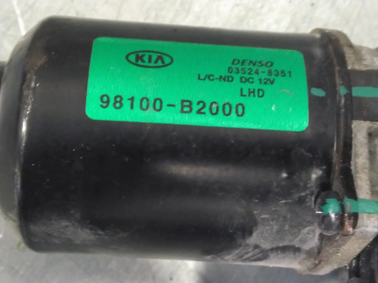 Kia SOUL 2009- Windshield wiper motor view 3