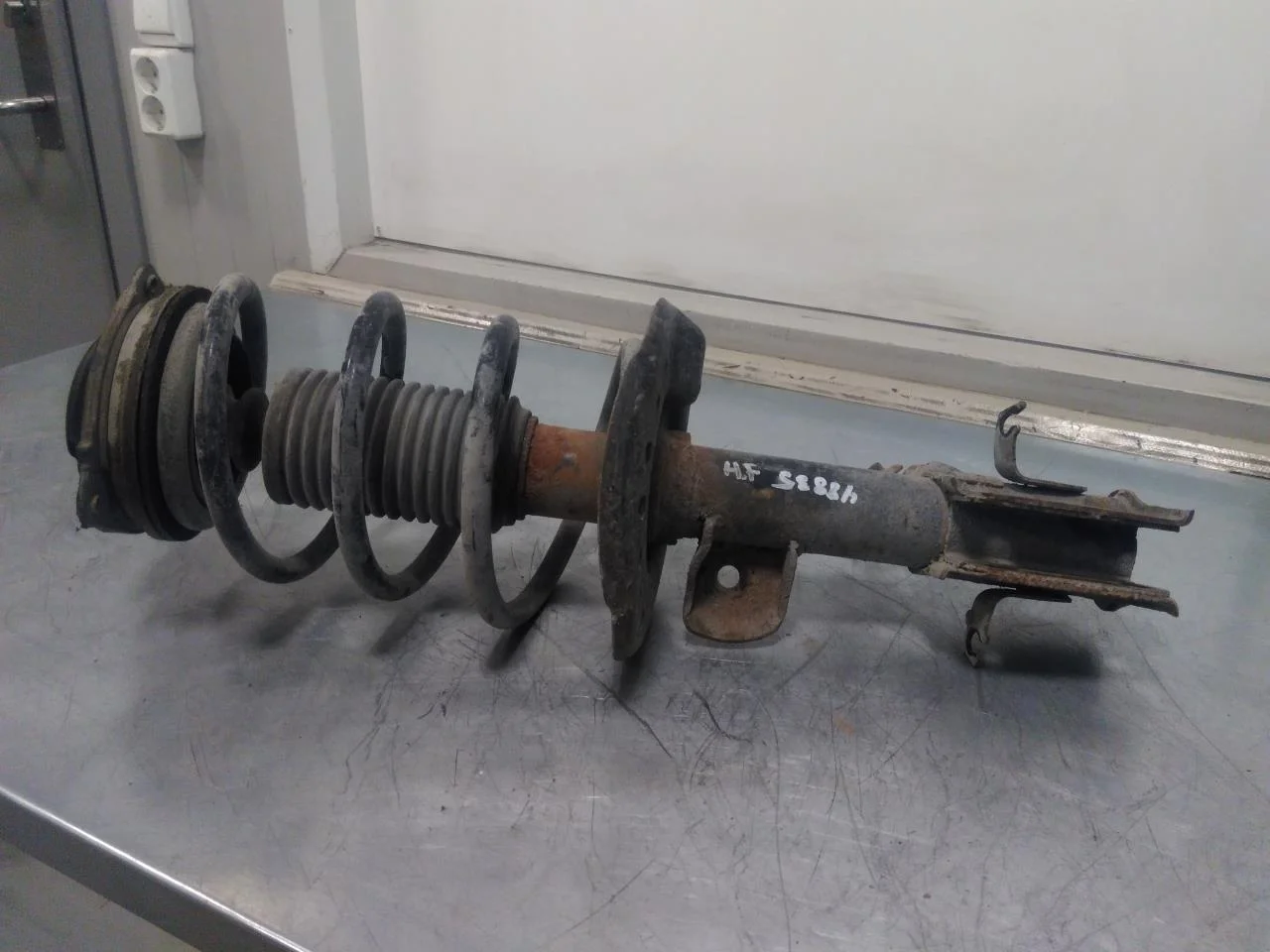 Nissan LEAF 2011-17 Strut assembly, front right